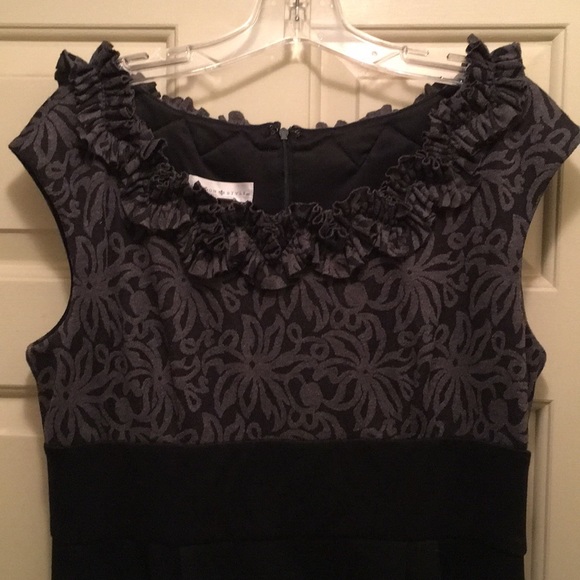 London Style sheath dress with lace bodice - Picture 3 of 7
